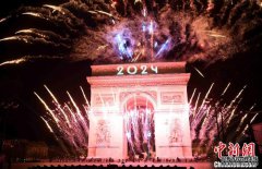 法国巴黎举行跨年庆祝活动迎来2024“奥运年”
